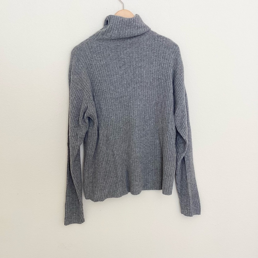 Men's Gray Ribbed Turtleneck Sweater - Classic Cozy Knit